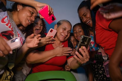 Familiares reciben una llamada durante el programa "Con Maduro" del 22 de julio, donde presentó a los jóvenes.