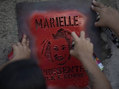 Manifestantes grafitam 'Marielle Presente' em protesto pela morte da vereadora do PSOL.