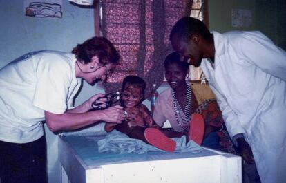 La médica Pilar Estébanez en Tanzania en 1999.