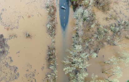 El Centro de Predicción Meteorológica del Servicio Nacional del Clima ha anunciado que las condiciones continuarán deteriorándose, con inundaciones en las zonas más bajas, deslaves de rocas y caídas de árboles. En la imagen, una carretera inundada en la ciudad californiana de Sebastopol, el pasado 5 de enero.