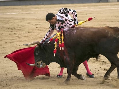 El diestro Paco Ureña da un pase a uno de sus toros en la tradicional corrida goyesca del 2 de mayo en la monumental de Las Ventas.