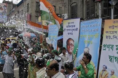 Celebraciones en Kolkata por la victoria del exministro de Finanzas hindú, Pranab Mukherjee, en las elecciones de la India.
