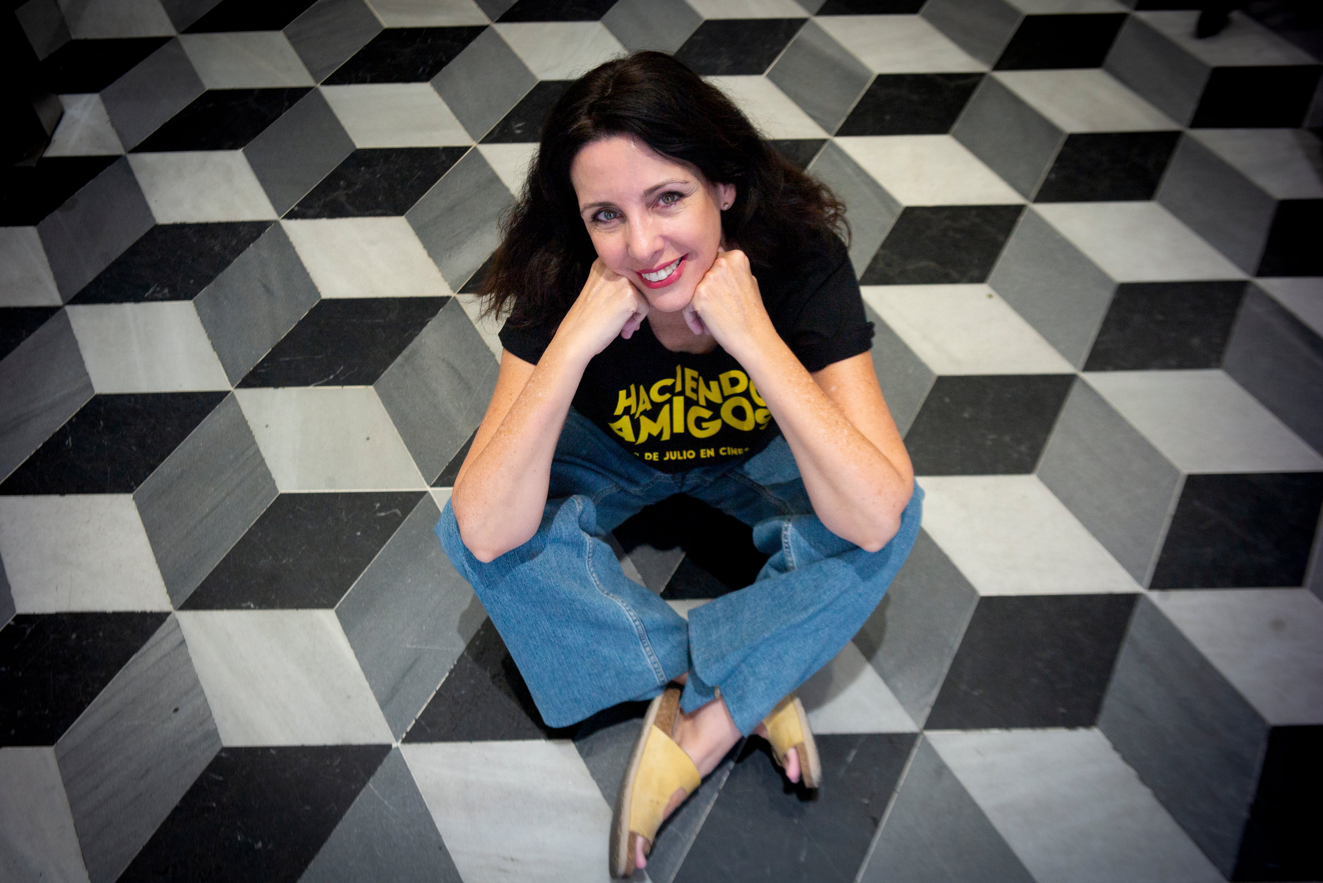 Marta González de Vega en su laberinto, posa con una camiseta promocional de su película 'Haciendo amigos'