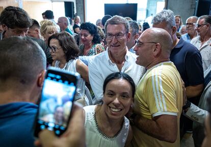 Simpatizantes y militantes del PP saludan a su líder en Murcia. 