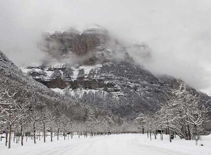 Aspecto que presentaba la pradera del Parque Nacional de Ordesa y Monte Perdido, desierta de turistas y cubierta por una espesa capa de nieve debido a las intensas nevadas caídas