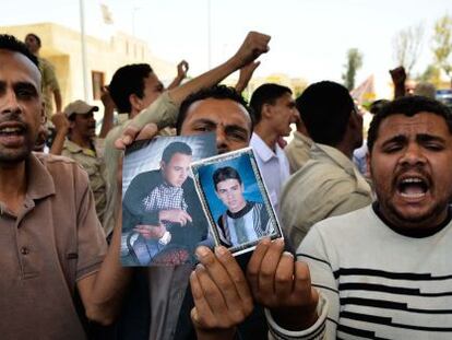 Manifestantes egipcios piden, este lunes, cerca de Rafah, en la frontera entre Egipto y Gaza, la liberación de los soldados secuestrados