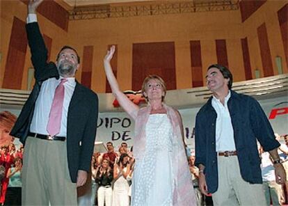 Mariano Rajoy, Esperanza Aguirre y José María Aznar, ayer durante el acto celebrado en Madrid.