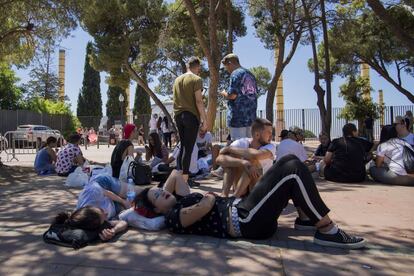 Seguidors d'Ariana Grande a les portes del Palau Sant Jordi.