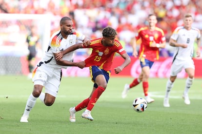 Antonio Ruediger agarra de la camiseta a Lamine Yamal.