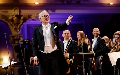 Martin Haselböck, fundador y director de la Wiener Akademie, agradece los aplausos del público que llenó la Historische Stadthalle de Wuppertal.