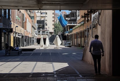 Un hombre pasea por la calle de Agustín de Betancourt, centro del ocio nocturno de los bajos de Azca.