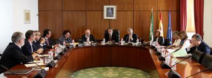 Integrantes de la Comisión de Gobierno Interior y Peticiones que ha aprobado el presupuesto del Parlamento para 2014.