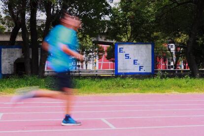 Un estudiante corre dentro de las instalaciones de la ESEF