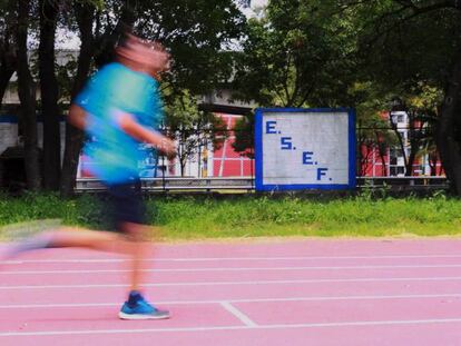 Un estudiante corre dentro de las instalaciones de la ESEF