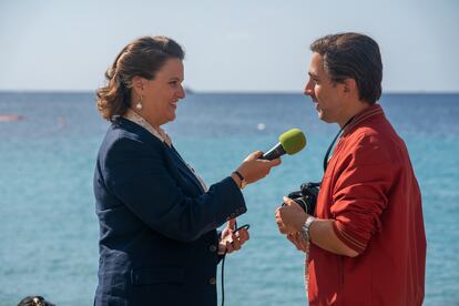 La periodista, con otro extra de 'The Crown' en la jornada de rodaje de la quinta temporada en Palma.