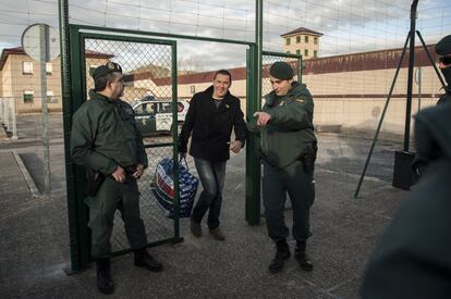 Arnaldo Otegi (c), líder de Batasuna, abandona la prisión de Logroño, el 1 de marzo de 2016.