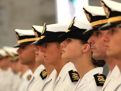 MARÍN (PONTEVEDRA),30/08/2024.- La princesa Leonor (c) en la Escuela Naval Militar de Marín, este viernes, durante una jornada en la que le ha sido entregada la insignia como alumna distinguida, junto a otros compañeros. Se trata de un reconocimiento que se concede al comienzo del curso a los alumnos que hayan cumplido unos requisitos en el año anterior, relativos a las calificaciones obtenidas, nota de instrucción y adiestramiento o ausencia de faltas disciplinarias, entre otras cuestiones. En el caso de Su Alteza Real la propuesta de alumna distinguida procede de la Academia General Militar de Zaragoza, donde completó con éxito el curso pasado. EFE/ Francisco Gómez/ SÓLO USO EDITORIAL/SÓLO DISPONIBLE PARA ILUSTRAR LA NOTICIA QUE ACOMPAÑA (CRÉDITO OBLIGATORIO)