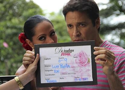 Los intérpretes del serial 'De todas maneras rosa', durante el rodaje