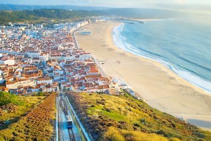 Vista de la playa de Nazaré y del funicular de la ciudad portuguesa desde el Miradouro do Suberco.