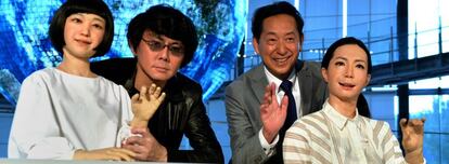 El director del Museo Nacional de Ciencia Emergente y Tecnolog&iacute;a de Tokio, Mamoru Mori (derecha), y el profesor de la Universidad de Osaka Hiroshi Ishiguro, con dos humanoides robots, en el museo, en junio de  2014.