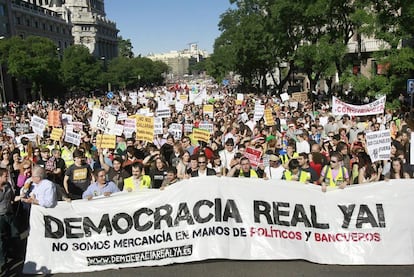 La manifestación celebrada ayer en Madrid a su paso por la calle de Alcalá.