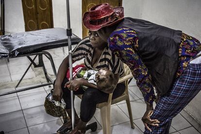 Merandisse Harold, de 32 años y comediante, distrae a los niños con un atuendo de colores y botas de payaso. “Enumero los criterios de admisión, promuevo hábitos saludables y pido respetar el turno y llegar lo antes posible”, asume con orgullo.

