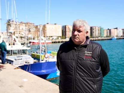 El patrón del barco 'Siempre Nécora' que ayudó a rescatar a siete tripulantes del pesquero 'Vilaboa Uno', Pedro Antonio Fernández, posa en el barrio pesquero este lunes en Santander.