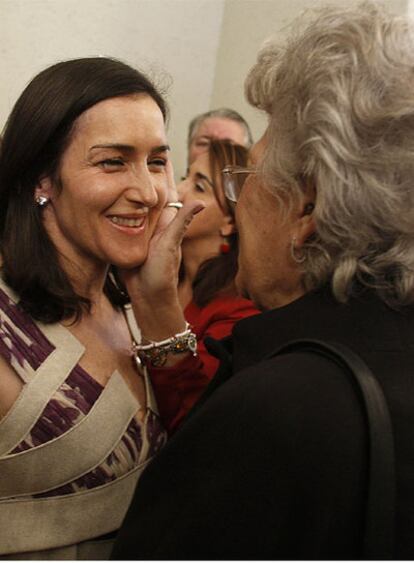 La ministra Ángeles González-Sinde (izquierda), con Pilar Bardem ayer en su toma de posesión.