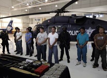 Policías federales muestran en Ciudad de México a varios presuntos miembros del cartel de la Familia Michoacana. Estados Unidos ha detenido a más de 300 personas presuntamente relacionadas con este cartel de la droga.