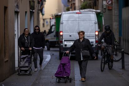 La calle de la Cera, en el Raval de Barcelona, desemboca en la ronda de Sant Antoni, que separa este barrio de Sant Antoni, en el Eixample.