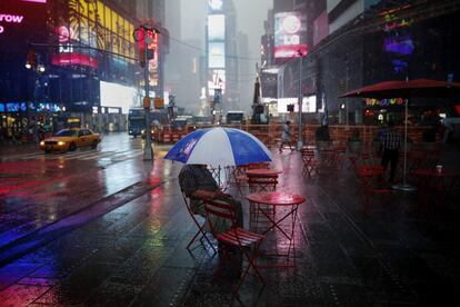 Ambiente en Times Square, Nueva York, durante una tormenta.