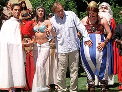 Gérard Depardieu, en el centro, rodeado de varios jóvenes animadores de <i>Misión Cleopatra.</i>