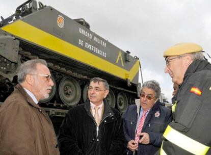 De izquierda a derecha, el director general de Tráfico, Pere Navarro; el director general de Carreteras del Ministerio de Fomento, Aureliano López; el subsecretario de Interior, Justo Tomás Zambrana, y el teniente general de la Unidad Militar de Emergencias (UME), José Emilio Roldán, esta mañana en la localidad segoviana de Santo Tomé del Puerto, donde se ha presentado la campaña de vialidad invernal de las red de carreteras del estado.