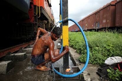 Prakash Nagre se lava en la estación de tren de Aurangabad (India). Nagre lleva jabón y champú para bañarse en la estación de tren. "No hay agua para bañarse en casa", dice.