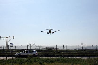 Un avión aterriza en el Aeropuerto de El Prat, Barcelona.