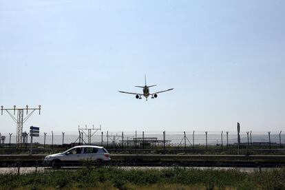 Un avi&oacute;n aterriza en el Aeropuerto de El Prat, Barcelona.