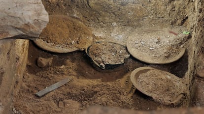 Platos puestos a modo de ofrenda en la cámara funeraria localizada en Palenque.