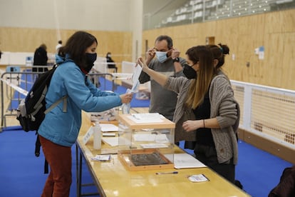 Membress d'una mesa electoral al poliesportiu Camp del Ferro, a Barcelona. La constitució final de les taules ha sigut d'infart en els últims minuts abans de les 10.00. 