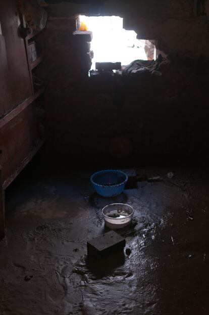 Interior de una vivienda de San Pedro Xalostoc tras la inundación.