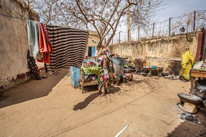 Ropa tendida y enseres de desplazados sudaneses en uno de los recintos de la Universidad de Zalingei.