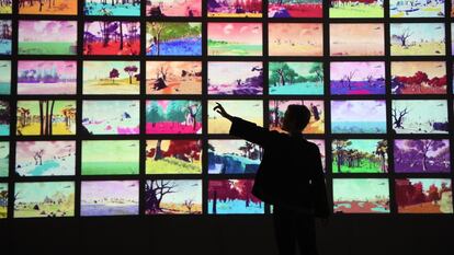 Una joven interactúa con unas pantallas en la exposición 'Homo Ludens' sobre videojuegos del museo londinense Victoria & Albert.