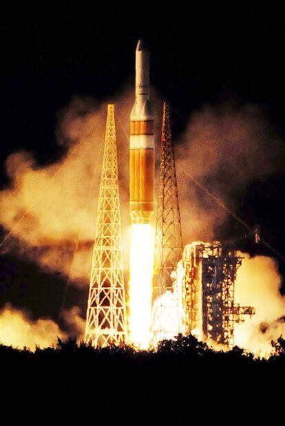 Momento del lanzamiento en la base de Cabo Cañaveral del cohete Delta IV, encargado de poner en órbita al satélite NROL-32.