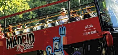 Un autobús turístico recorre Madrid.