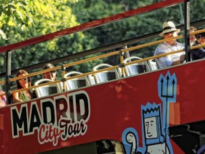 Un autobús turístico recorre Madrid.