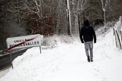 Un señor camina por Roncesvalles, durante el temporal de nieve que azota sobre todo al Norte de Navarra y que continuará, por lo menos hasta la semana que viene, el 13 de enero.