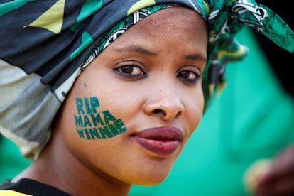 Una mujer asiste a los actos en memoria de Winnie Mandela con un mensaje pintado en su cara que dice 'descansa en paz, mamá Winnie", el 11 de abril de 2018.
