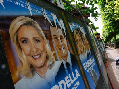 Carteles electorales con las imágenes de Marine Le Pen y Jordan Bardella en París.