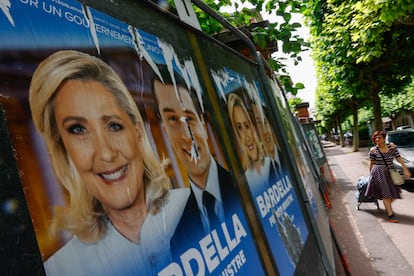 Carteles electorales con las imágenes de Marine Le Pen y Jordan Bardella en París.