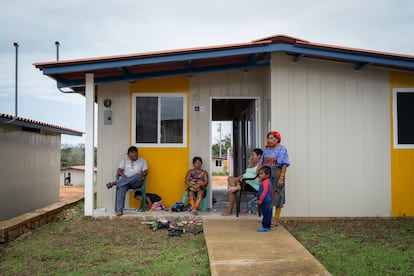 The family of Plácido Tejeda and Dad Naggue Dubit relax on the porch of their new home in Isberyala on June 3, 2024.