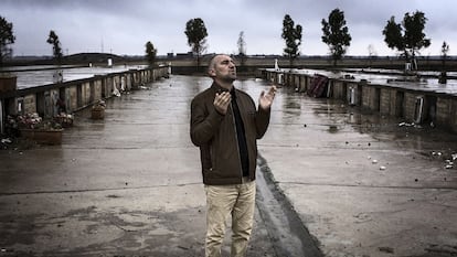 Uno de los primeros cristianos 
en regresar a Qaraqosh tras 
su liberación en octubre de 2016 
reza en el cementerio.